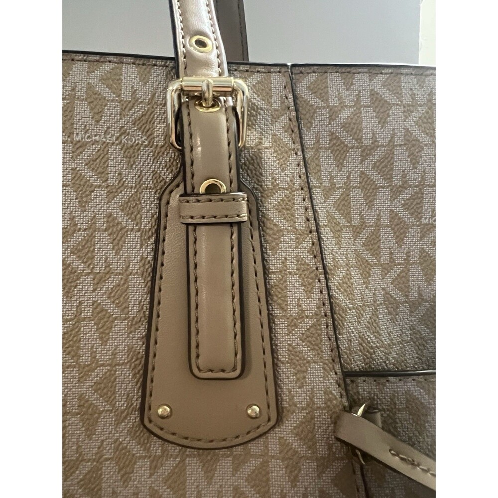 Michael Kors Voyager EW Tote Luxury Signature MK Vanilla Gold Shoulder Bag NWOT - Picture 2 of 11